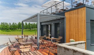 Adria Gold otevřela novou stylovou pobočku z modulového domu se střešní terasou. Stavte se na točenou zmrzlinu čistě z ovoce nebo na sladký dezert!