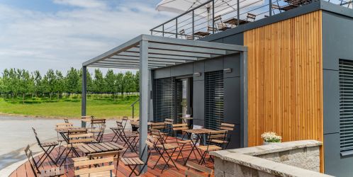 Adria Gold otevřela novou stylovou pobočku z modulového domu se střešní terasou. Stavte se na točenou zmrzlinu čistě z ovoce nebo na sladký dezert!