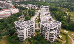 Vybíráme fotovoltaickou elektrárnu - Soubor bytových domů v Praze se rozhodl pro realizaci fotovoltaické elektrárny. Díky energii ze slunce ušetří téměř 600 000 Kč ročně!